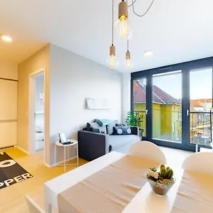 https://monochrome-urban-hoodie.hotels-in-ljubljana.com